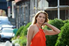 Jessica Hart: Φορώντας ένα κόκκινο see-through φόρεμα