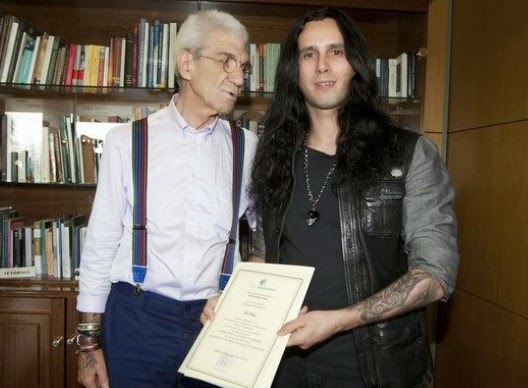 Ο Γιάννης Μπουτάρης βράβευσε τον Θεσσαλονικιό κιθαρίστα του Ozzy Osbourne - Φωτογραφία 1