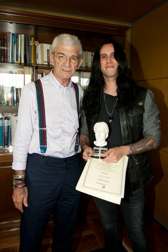 Ο Γιάννης Μπουτάρης βράβευσε τον Θεσσαλονικιό κιθαρίστα του Ozzy Osbourne - Φωτογραφία 2