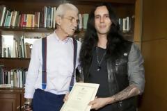 Ο Γιάννης Μπουτάρης βράβευσε τον Θεσσαλονικιό κιθαρίστα του Ozzy Osbourne