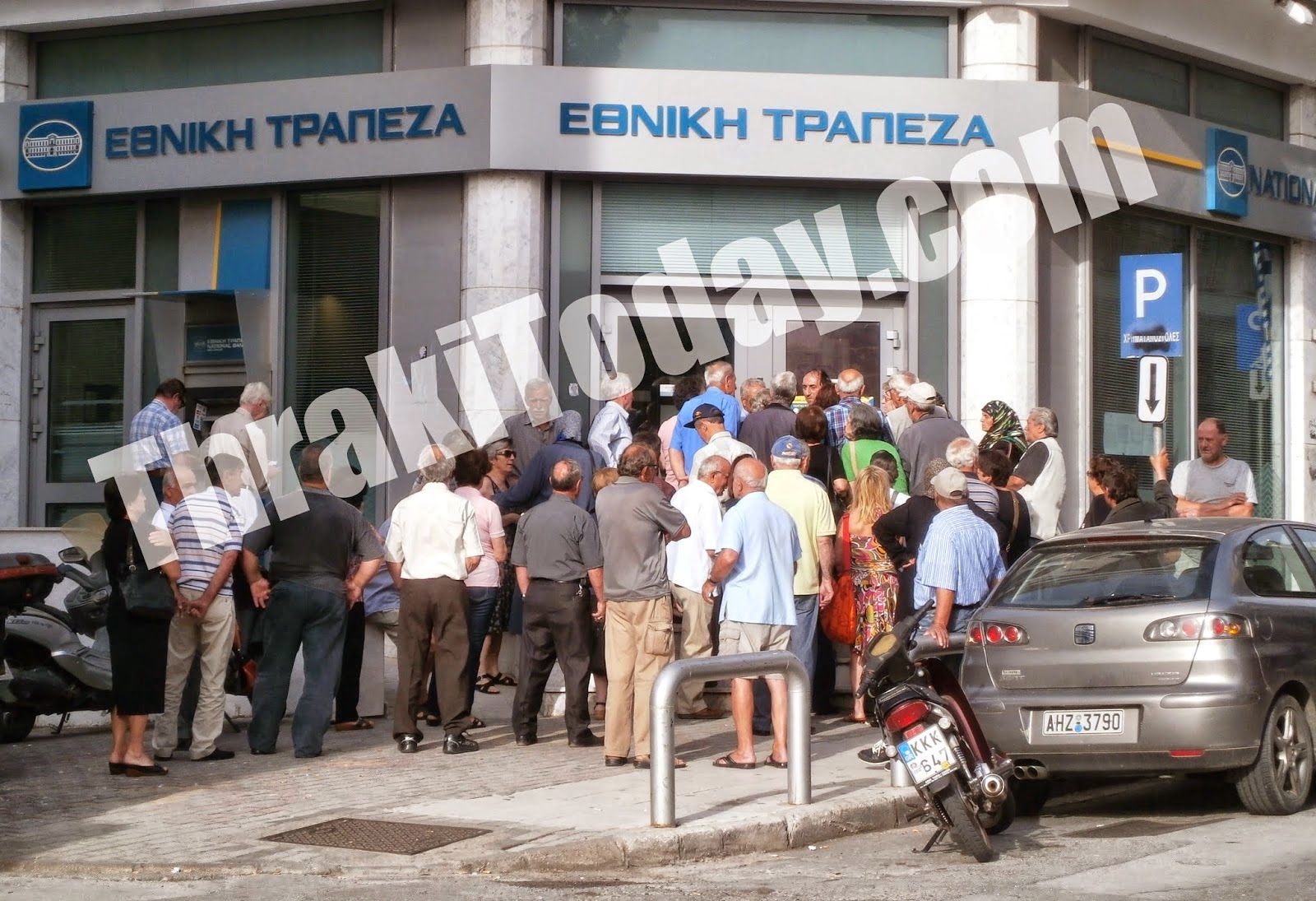 Ουρές έξω από τις τράπεζες στην Ξάνθη! [photo] - Φωτογραφία 2