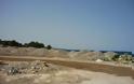 Πάτρα: Μπάζα και σκόνη στην παραλία του Ρίου, μπροστά από τα μαγαζιά και δίπλα στους λουόμενους - Δείτε φωτο
