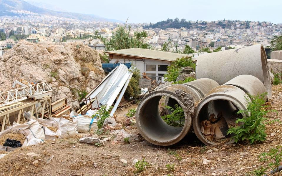 Μπάζα στις κλιτύες της Ακροπόλεως - Φωτογραφία 2