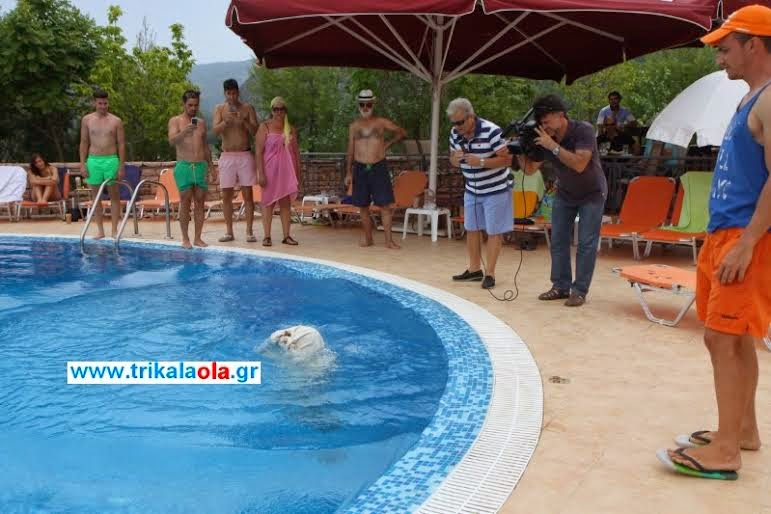 Εκπληκτικό βίντεο με κόλπάκι μέσα σε πισίνα του ταχυδακτυλουργού Μελχιόρ! - Φωτογραφία 3