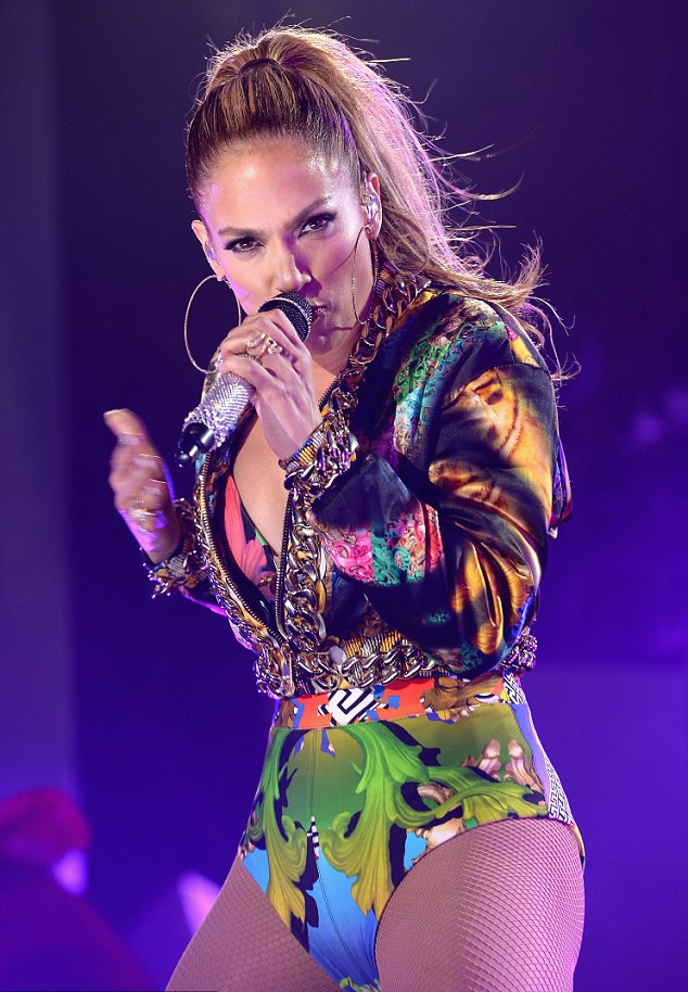 Jennifer Lopez: Αδυνάτισε και δεν σταματά να μας δείχνει το κορμί της - Φωτογραφία 3