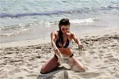 Παιχνίδια στην άμμο για την Imogen Thomas