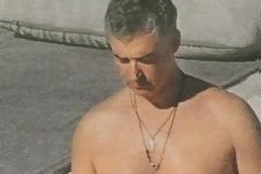 Με χαϊμαλιά στο λαιμό και campari στο χέρι ο Άρης Σπηλιωτόπουλος χαλαρώνει σε κότερο στη Μύκονο