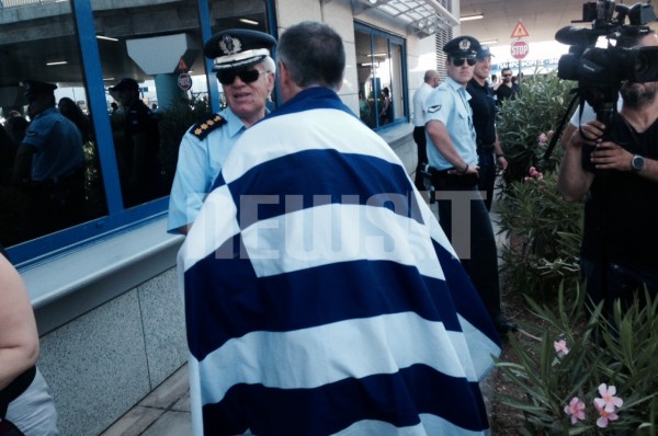 Επέστρεψε από τη Βραζιλία η Εθνική - Θερμή υποδοχή στους διεθνείς στο Ελ. Βενιζέλος από δεκάδες φιλάθλους - Φωτογραφία 5