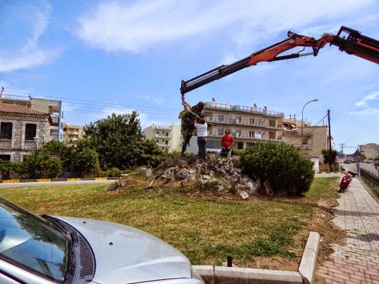 Ξανά στη θέση του ο Τσολιάς της Άρτας, μετά τις εργασίες αποκατάστασης των φθορών - Φωτογραφία 2