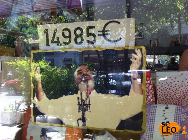 Δείτε πόσο πωλείται φωτογραφία του Στέλιου Καζαντζίδη σε κατάστημα με...σεντόνια στο κέντρο της Θεσσαλονίκης [photo] - Φωτογραφία 2