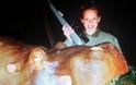 19χρονη ποζάρει δίπλα στα ζώα που σκοτώνει: Κύμα αντιδράσεων στο διαδίκτυο [photos]