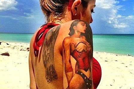Ηλεία: Η πεθερά και τα tattoo – Ο απίστευτος διάλογος στην παραλία - Φωτογραφία 1