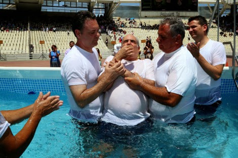 Όλα όσα έγιναν στη συνέλευση 40.000 μαρτύρων του Ιεχωβά στο ΟΑΚΑ - Η τελετή βάφτισης 337 ατόμων στις πισίνες του σταδίου - Φωτογραφία 5