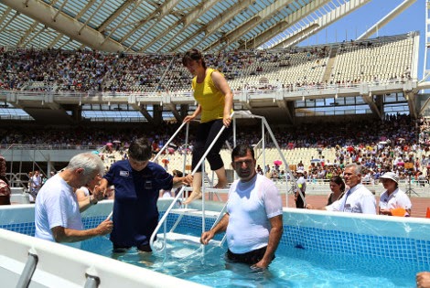 Όλα όσα έγιναν στη συνέλευση 40.000 μαρτύρων του Ιεχωβά στο ΟΑΚΑ - Η τελετή βάφτισης 337 ατόμων στις πισίνες του σταδίου - Φωτογραφία 8