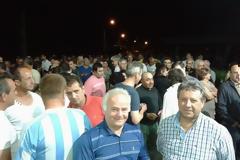 O συγκεντρωμένος κόσμος έξω από τον ΑΗΣ Καρδιάς