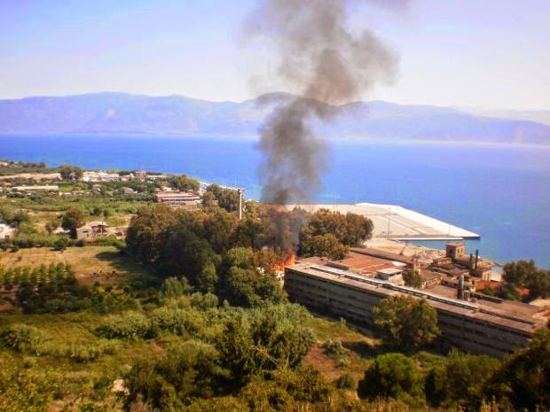 Αίγιο: Πυρκαγιά πίσω από την παλιά Χαρτοποιία - Φωτογραφία 2