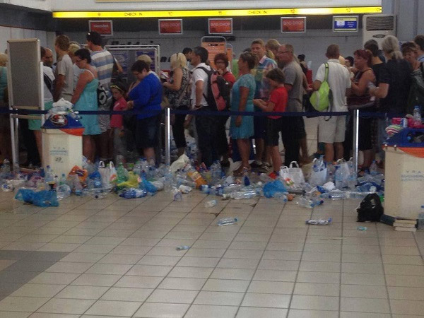 Εικόνες ντροπής στο αεροδρόμιο της Κέρκυρας - Μετατράπηκε σε χωματερή! - Φωτογραφία 2