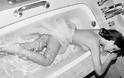 Η Κλέλια Ρένεση γυμνή στο μπάνιο - Φωτογραφία 2