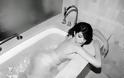 Η Κλέλια Ρένεση γυμνή στο μπάνιο - Φωτογραφία 3