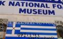 ΣΟΚ! Δείτε τι έγραψαν κάποιοι πάνω στην ελληνική σημαία... [photo] - Φωτογραφία 2