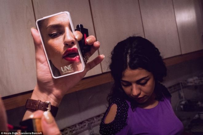 Οι νέοι στο Ιράν καπνίζουν μαριχουάνα, διασκεδάζουν σε πάρτι και κάνουν πλαστικές επεμβάσεις! Φωτογραφίες που καταπατούν τους κανόνες - Φωτογραφία 3