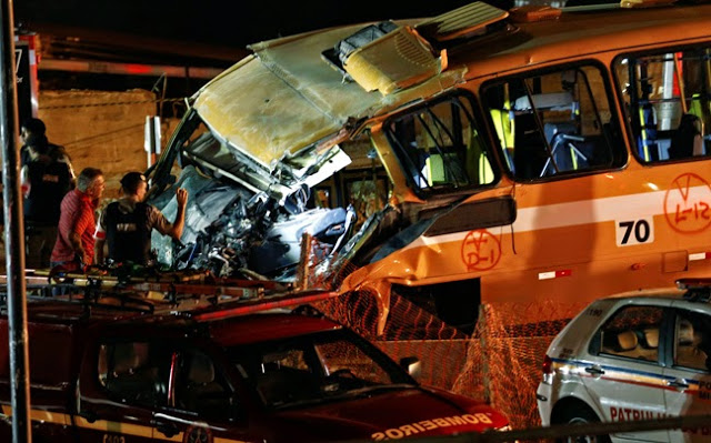 Η γέφυρα που έκοψε στα δύο οχήματα στη Βραζιλία - Φωτογραφία 4