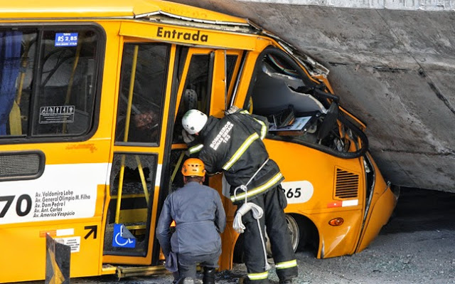 Η γέφυρα που έκοψε στα δύο οχήματα στη Βραζιλία - Φωτογραφία 7