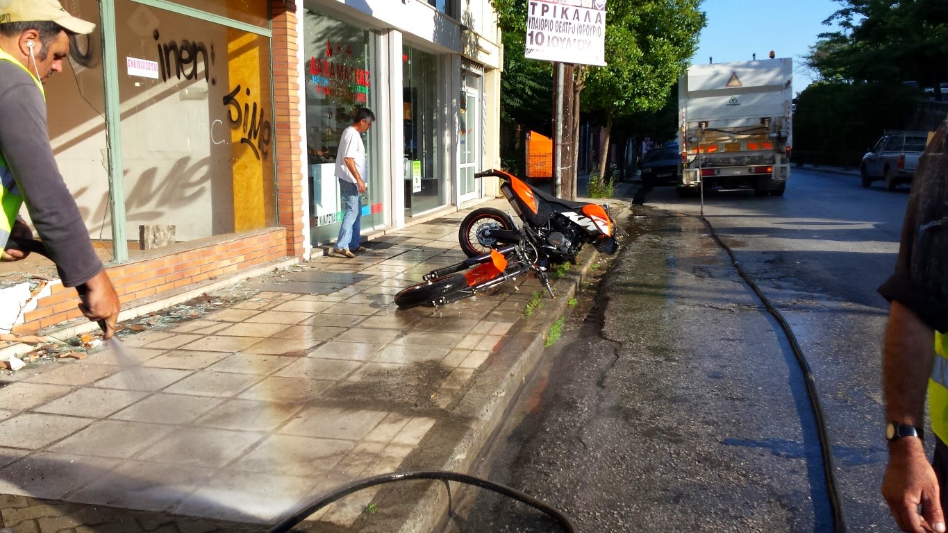 Τροχαίο ατύχημα με δύο τραυματίες στα Τρίκαλα - Φωτογραφία 2