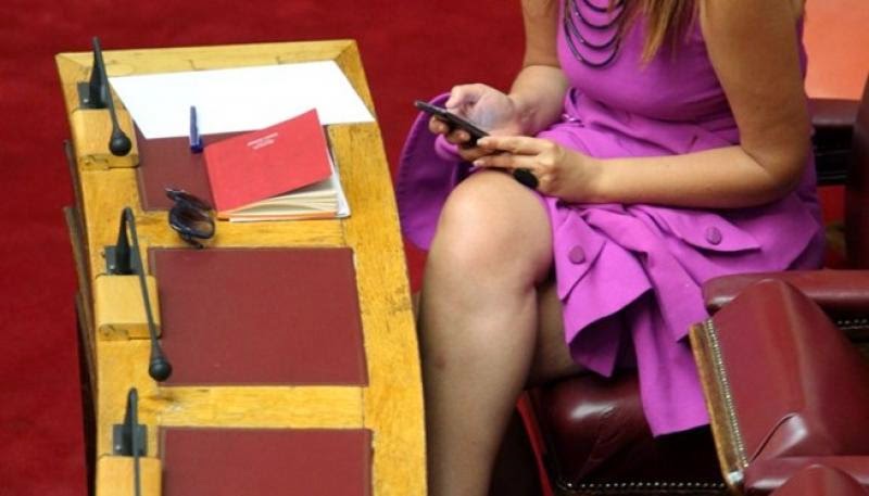 Ποια Ελληνίδα βουλευτής ανέβασε την θερμοκρασία στην Βουλή με το αεράτο συνολάκι της; [photo] - Φωτογραφία 1