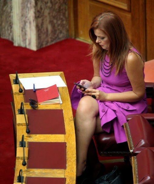 Ποια Ελληνίδα βουλευτής ανέβασε την θερμοκρασία στην Βουλή με το αεράτο συνολάκι της; [photo] - Φωτογραφία 2