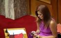 Ποια Ελληνίδα βουλευτής ανέβασε την θερμοκρασία στην Βουλή με το αεράτο συνολάκι της; [photo] - Φωτογραφία 2
