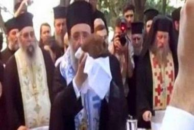 Viral έγινε το βίντεο με με την εκταφή των οστών του π. Γερβάσιου Παρασκευόπουλου από Κληρικούς που τα πλένουν και τα φιλάνε [video] - Φωτογραφία 1