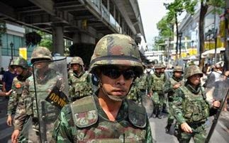 Διαδηλωτής αψήφησε το στρατιωτικό νόμο στην Ταϊλάνδη - Φωτογραφία 1