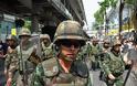 Διαδηλωτής αψήφησε το στρατιωτικό νόμο στην Ταϊλάνδη