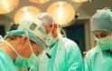 Γιατροί χειρουργούν στο ΕΣΥ και μετά τη συνταξιοδότησή τους