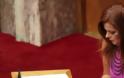 Βουλευτίνα της ΔΗΜΑΡ σε έξαλλη πόζα με σούπερ μίνι αναστατώνει τους φωτορεπόρτερ της Βουλής - Φωτογραφία 1