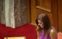 Βουλευτίνα της ΔΗΜΑΡ σε έξαλλη πόζα με σούπερ μίνι αναστατώνει τους φωτορεπόρτερ της Βουλής - Φωτογραφία 2