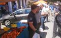 Πανικός στο κέντρο των Τρικάλων με φίδι που βγήκε για... ψώνια στην λαϊκή αγορά [photos + video] - Φωτογραφία 4
