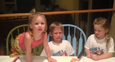 Απίστευτα κωμικό βίντεο καταγράφει την απόγνωση ενός μικρού αγοριού ... όταν μαθαίνει ότι θ' αποκτήσει 3η αδερφή! - Φωτογραφία 1