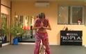 Pitbull χορεύει οριεντάλ με την ιδιοκτήτρια του... [video]