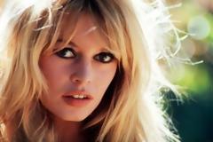 Hair Trend: Οι αφέλειες επιστρέφουν! Δες τις 7 πιο hot εκδοχές του girly χτενίσματος