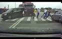 Βίντεο: Φορτηγό σε «τρελή» πορεία χτυπάει πεζούς και τους πετά στον αέρα