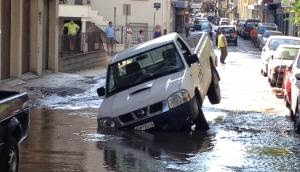 Αγωγός κατάπιε όχημα στα Τρίκαλα - Πλημμύρισαν οι δρόμοι [photos] - Φωτογραφία 1