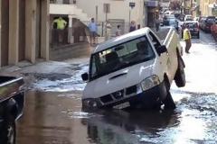 Αγωγός κατάπιε όχημα στα Τρίκαλα - Πλημμύρισαν οι δρόμοι [photos]