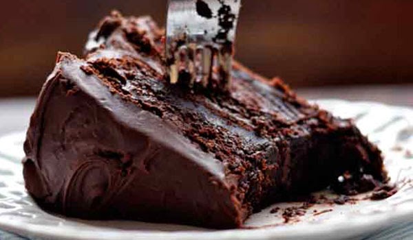 Το απόλυτο κέικ σοκολάτας που λατρεύει το ψυγείο! - Φωτογραφία 1