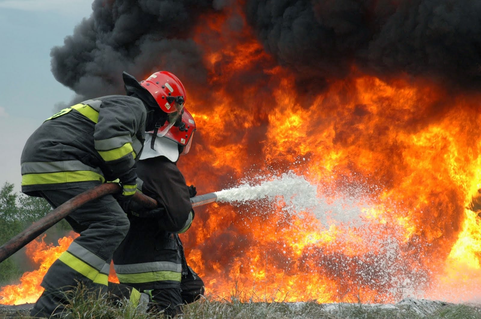 Πυροσβέστης γυναίκα δίνει ηρωική μάχη με τις φλόγες στη Ρόδο - Φωτογραφία 1