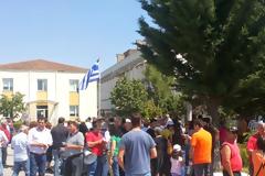 Η συγκέντρωση στην πύλη του ΑΗΣ Καρδιάς – Κάτοικοι του Μαυροδενδρίου και της Ποντοκώμης συμπαρίστανται στον αγώνα των εργαζομένων της ΔΕΗ