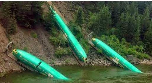 Απίστευτος εκτροχιασμός τρένου που μετέφερε αεροπλάνα - Τρία Boeing έπεσαν σε ποταμό [photos] - Φωτογραφία 1