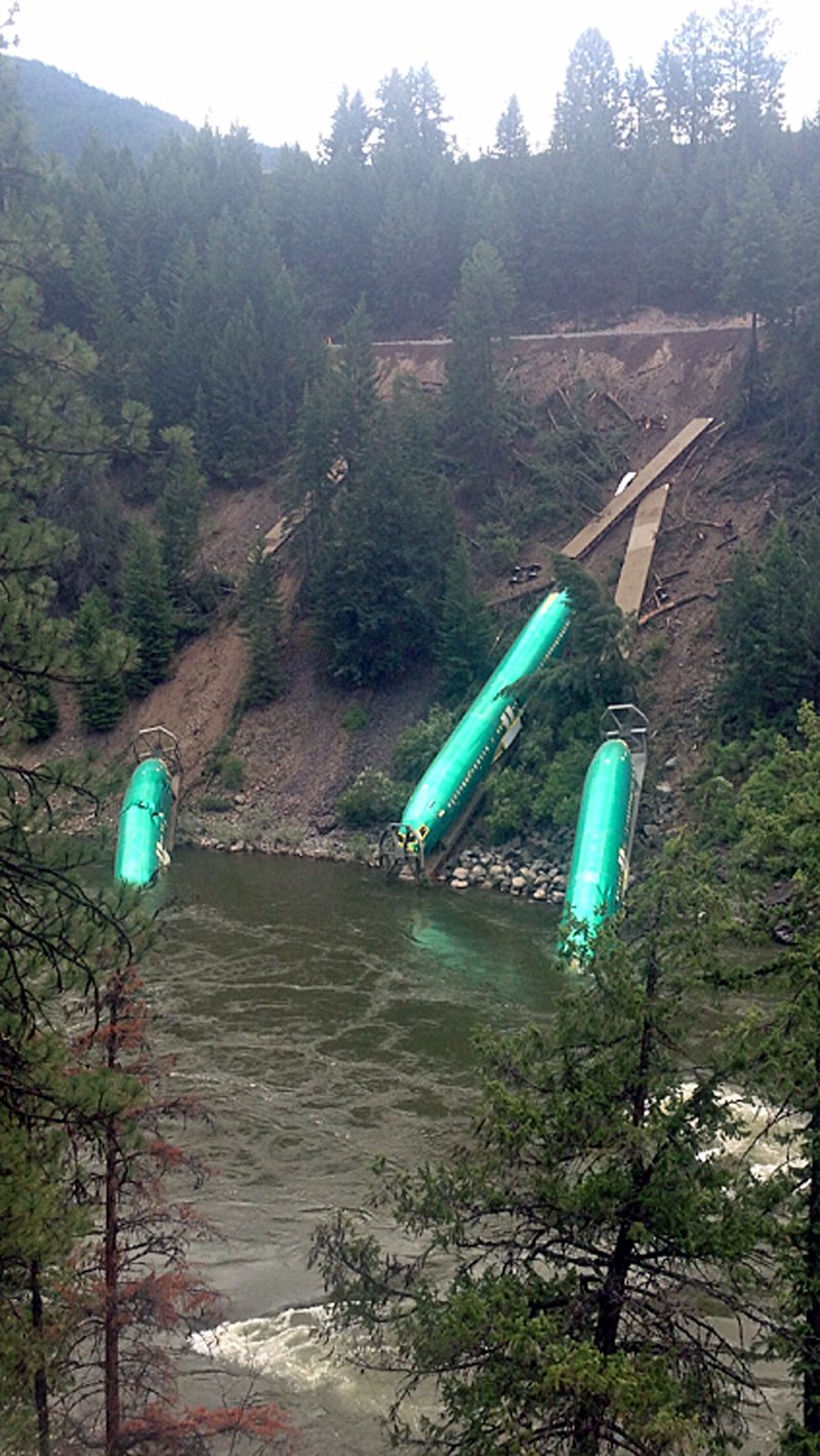 Απίστευτος εκτροχιασμός τρένου που μετέφερε αεροπλάνα - Τρία Boeing έπεσαν σε ποταμό [photos] - Φωτογραφία 2