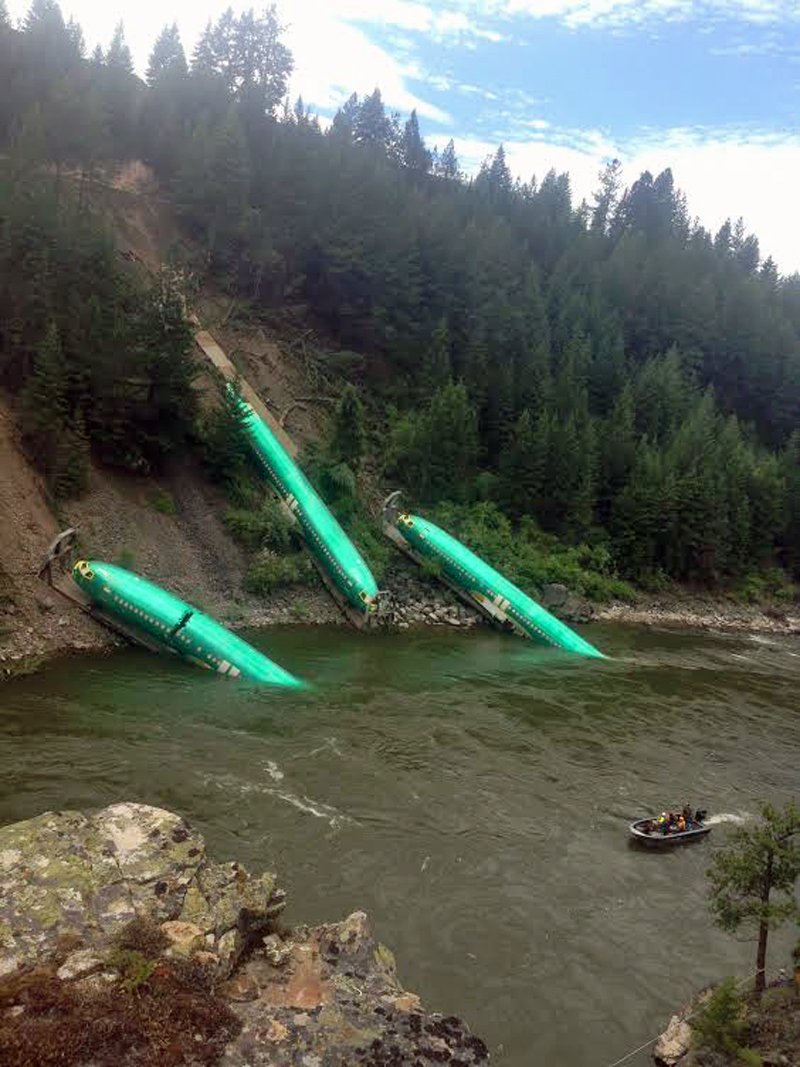 Απίστευτος εκτροχιασμός τρένου που μετέφερε αεροπλάνα - Τρία Boeing έπεσαν σε ποταμό [photos] - Φωτογραφία 3